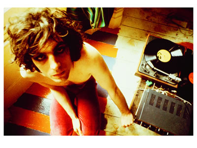 Syd_Barrett_with_record_player_1969_fs